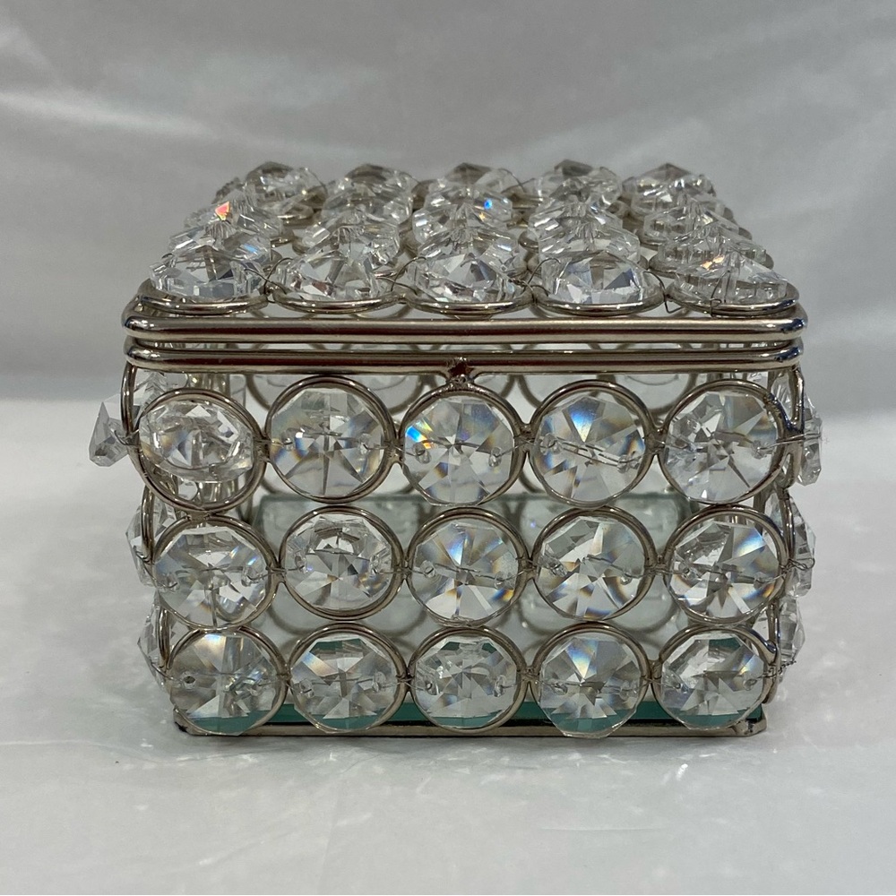 EUC TRINKET BOX WITH MIRRORED INTERIOR BOTTOM AND CRYSTALS SURROUNDING